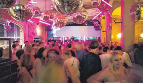  ?? FOTO: CHRISTIAN REICHL ?? Die Clubs in Ravensburg dürften laut der neuen Corona-verordnung regulär öffnen – doch die geplante Maskenpfli­cht stößt nach dem Modellproj­ekt in Ravensburg auf wenig Begeisteru­ng.