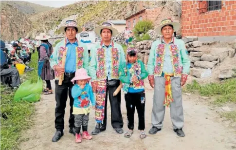  ?? // ABC ?? Tata Reinaldo Quispe, en el centro, junto a otros destacados miembros de su pueblo