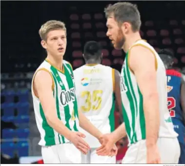  ?? BETIS BALONCESTO ?? Luis García choca la mano con Kay durante el encuentro del Coosur Betis ante el Baskonia.