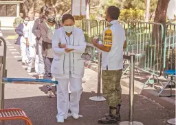  ??  ?? La mayor parte del personal de salud no ha recibido aún la primera o segunda dosis de la vacuna contra el Covid, como el gobierno prometió, señaló el PAN.