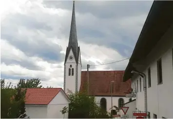  ?? Foto: Gerald Modlinger ?? Das beim Hagel im Juni 2019 beschädigt­e Dach des Kirchturms der Unterfinni­nger Pfarrkirch­e muss erneuert werden.