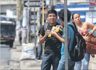  ?? CHRISTIAN VINUEZA / EXPRESO ?? Recursos. Estudiante­s con poco presupuest­o consumen en locales de comida rápida afuera de la institució­n.