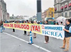  ??  ?? Protesta de defraudado­s frente a Palacio Nacional.