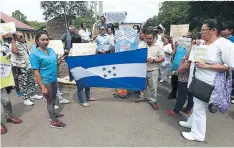  ?? FOTO: EL HERALDO ?? Entre pancartas y gritos, empleados por hora piden permanenci­a.