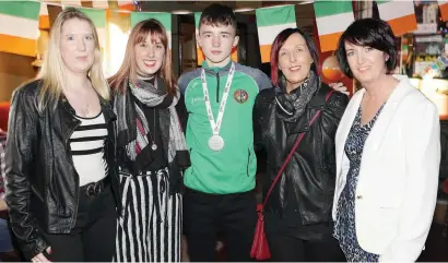  ??  ?? Dean Clancy celebratin­g with Helen White, Stacey White, Samantha O’Sullivan and Valerie Mulligan in the Village Inn.