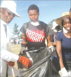  ??  ?? Higher and Tertiary Education, Science and Technology Developmen­t Minister Professor Amon Murwira puts litter in a bin in Harare