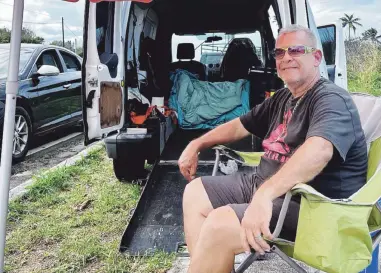  ?? ?? PENSÓ EN TODO José Olivieri, del municipio de Florida, llegó hasta la oficina de Hatillo preparado para pernoctar en su vehículo y lograr adquirir hoy uno de los boletos del incentivo de placas solares.