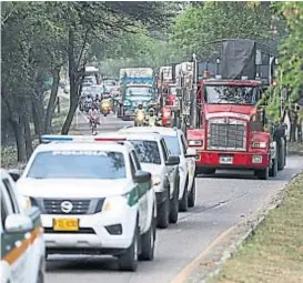  ?? (AP) ?? En el límite. Camiones con ayuda humanitari­a llegaban ayer de Cúcuta, en la frontera de Colombia y Venezuela.