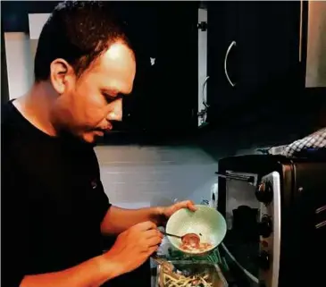  ??  ?? MEMASAK sendiri di rumah untuk kawal
perbelanja­an.