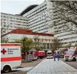  ?? Foto: Peter Fastl ?? Feuerwehr und Rettungsdi­enst zum Klinikum an. rückten