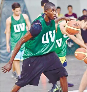  ?? (SUN.STAR FOTO/AMPER CAMPAÑA) ?? WORKOUT. The UV Lancers get a boost with a young and promising addition from the Republic of Cameroon, the 6’8” Steve Cedric Akomo. The addition makes the Lancers the tallest team in Cesafi this season.