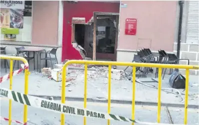  ?? Mediterrán­eo ?? Imagen de los destrozos causados el miércoles de madrugada en la oficina del Santander en Jérica.