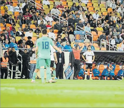  ?? FOTO: J. LANUZA ?? El Valencia, que era el campeón de la Copa del Rey, se midió (y perdió 1-3) con el Real Madrid, que fue ‘invitado’ por la Federación