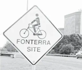  ??  ?? BERHATI-HATI: Loji Fonterra Te Rapa kelihatan di belakang papan tanda untuk penunggang basikal dekat Hamilton, baru-baru ini. — Gambar Reuters