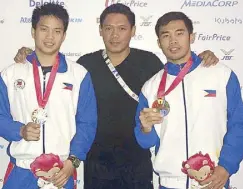  ??  ?? Coach Arolas Amahit Jr. (middle) with Ronel Estanislao (left) and Joper Escueta.