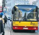  ??  ?? Autobus z tekturową tablicą zamiastwyś­wietlacza