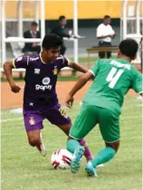  ?? PERSIK KEDIRI FOR JAWA POS ?? SUSAH LEWAT: Pemain Persik Ibrahim Sanjaya dihadang oleh Syaiful Ramadan pada laga di Stadion Gelora Jakabaring kemarin.