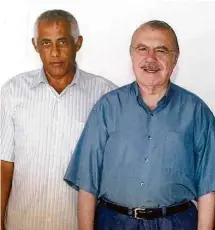  ?? Reprodução ?? Armando Amâncio da Silva (esq.) ao lado de José Sarney, em Macapá (AP), no início dos anos 2000