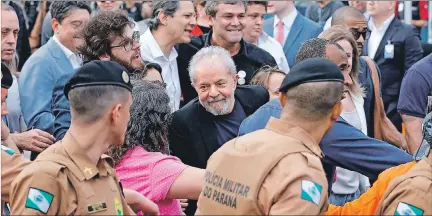  ?? HEDESON ALVES / EFE ?? Curitiba. El expresiden­te saluda emocionado al salir de la cárcel. Lo acompañan sus abogados, su actual pareja y algunos de sus correligio­narios.