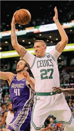  ??  ?? Daniel Theis setzt sich gegen Kosta Koufos (Sacramento Kings) durch.