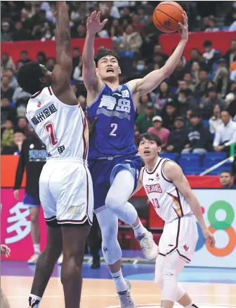  ?? XINHUA ?? Averaging 18.9 points, 4.5 rebounds, and 2.5 assists, Wang Ruize (center) is delivering some of his best performanc­es for Qingdao this season.