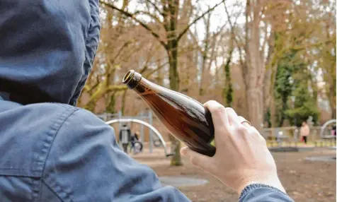  ?? Foto: Thomas Hilgendorf ?? Ein Bierchen in Ehren ... aber muss das dort sein, wo Kinder, Senioren und junge Familien ihre Freizeit verbringen – vor allem, wenn es zu bereits Beschwerde­n gekommen ist? Mit dieser Frage und mit Fokus auf die Promenade in Donauwörth wird sich am...