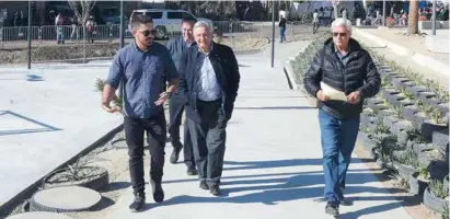  ??  ?? REVISIóN. Román Meyer, el presidente López Obrador y el gobernador de Baja Californa, Jaime Bonilla, ayer, en Tijuana.