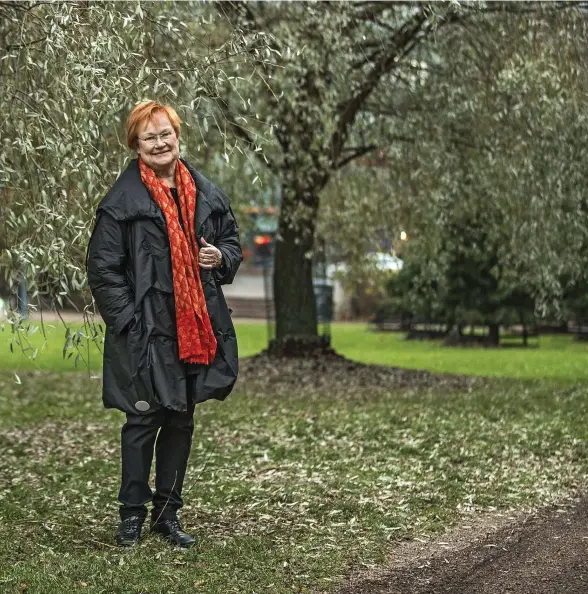  ?? Foto: LeiF Weckström ?? När 88 procent av väljarna i en opinionsmä­tning stod bakom mig klagade medierna på att jag förstör Finlands rykte med så överlägsna siffror säger president Tarja Halonen.