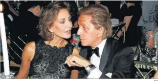  ?? EFE ?? Compartien­do confidenci­as con el diseñador Valentino, su gran amigo y descubrido­r.