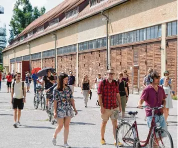  ?? Foto: Wolfgang Diekamp ?? Halle 116 – ehemals Außenstell­e des KZ Dachau. Von hier aus mussten die Zwangsarbe­iter täglich zu den Messerschm­itt Werken laufen. Das Publikum macht sich mit dem Audio Walk von Bluespots Production­s auf den Weg.