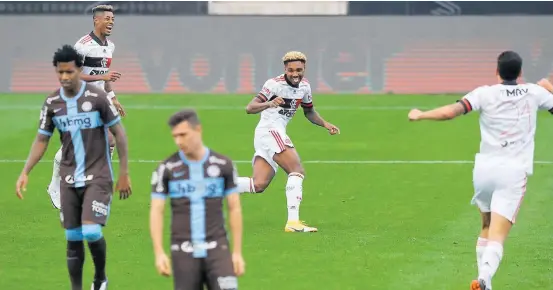  ?? AMANDA PEROBELLI/REUTERS ?? Contraste. Enquanto jogadores do Flamengo comemoram mais um gol em Itaquera, atletas do Corinthian­s lamentam falha na marcação do adversário