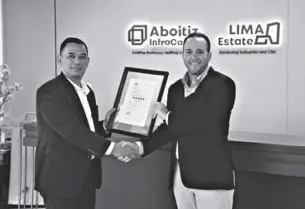  ?? ?? Philippine Green Building Council (PHILGBC) Chief executive Officer Architect Christophe­r Dela Cruz presents the 5-Star Berde-district Certificat­ion to Aboitiz infracapit­al economic estates head and lima land President Rafael Fernandez de Mesa