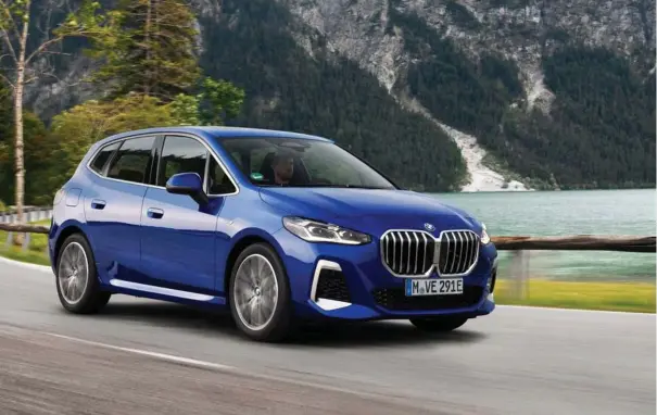  ?? Den nye BMW 2-serie Active Tourer er vokset og kan fås i to varianter med strøm indlagt. Fotos: BMW ?? Den forhjulstr­ukne MPV kom på markedet i første generation i 2014. Den byggede på 1-serien fra 2011. Den nye 2-serie Active Tourer bygger på 1-serien fra 2019.