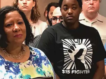  ?? FRAN SPIELMAN/SUN-TIMES ?? Aisha Meadows McLaurin (right), a fast-food worker at O’Hare Airport, at a 2017 news conference on the Chicago Fair Workweek Ordinance. The proposal would give hourly workers predictabl­e schedules and compensati­on if they don’t get it.