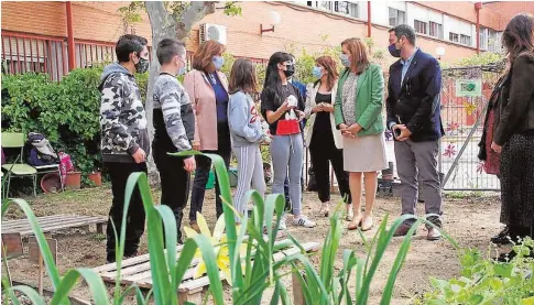  ?? JCCM ?? La consejera, ayer, durante su visita a un instituto de Torrijos acompañada por el alcalde Anastasio Arevalillo