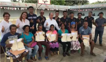  ?? CONTRIBUTE­D PHOTO ?? EDC officials led by head of EDC’S Corporate Social Responsibi­lity-negros Norreen Bautista (standing, second from left) with the representa­tives of seven recipient-families and barangay officials during the turnover of titles and house and lot packages at Barangay Mailum in Bago City recently.