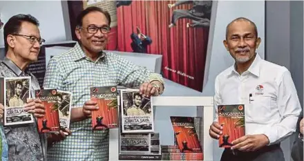  ?? [FOTO ASWADI ALIAS /BH] ?? Anwar bersama Anwar Ridhwan (kiri) dan Sakri pada majlis perasmian Wacana dan Pelancaran Buku Cerita Saya: Memoir Sehingga Tahun Tragedi 13 Mei 1969 &amp; Bangsawan Helah Behena di Wisma ITBM, barubaru ini.