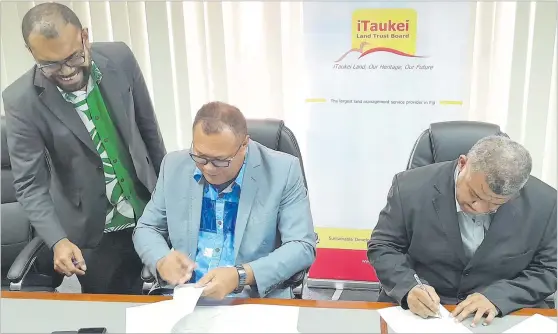  ?? Picture: SUPPLIED ?? Land Transport Authority acting CEO Irimaia Rokosawa (right) and iTaukei Lands Trust Board interim CEO Solomoni Nata (middle) sign the MOU as TLTB Board secretary Salimoni Karusi (left) looks on.