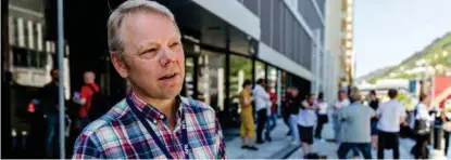  ?? FOTO: GEIR MARTIN STRANDE ?? I STREIK: De NRK-ansatte forlot kanalens redaksjons­lokaler i Media City Bergen tirsdag. Programled­er i NRK Hordaland, Jan Børge Leirvik, er skuffet over NRK.