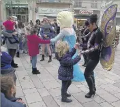  ??  ?? La Reine des neiges et ses ballerines ont entraîné les bambins dans un tourbillon de bonne humeur.