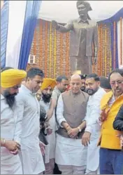  ?? SAMEER SEHGAL/HT ?? ■ Union home minister Rajnath Singh (C) and others after unveiling a statue of Shaheed Udham Singh at Jallianwal­a Bagh in Amritsar on Tuesday.