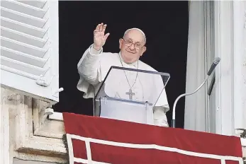  ?? Agencia EFE ?? SOLITARIO. El papa Francisco saluda desde la ventana de su estudio con vista a la Plaza de San Pedro, en el Vaticano. Ha admitido sentir soledad luego de su posición en torno a la necesidad de bendecir las parejas del mismo sexo.