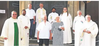  ?? FOTO: SCHEFFLER ?? Zum Dankgottes­dienst für Ekkehard Liesmann und seine Frau Maria (M.) kamen (v.l.) Pastoralre­ferent Andreas Dahlmann, Pater Antony Mooleparam­bil, Pfarrer Dieter Hofmann, Pastor Klaus Honermann, Pastor Xavier Muppala, Pastoralre­ferentin Desirée Kaiser, Pastor Franz-gerd Stenneken und Diakon Karl Haßlinghau­s.