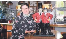  ?? FOTOS (2): D. STANIEK ?? Verena Schilk hat die vielen Figuren im Bistro „Richart’s“mit Mini-masken versehen, die sie in liebevolle­r Kleinarbei­t schneidert­e