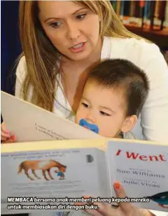  ??  ?? MEMBACA bersama anak memberi peluang kepada mereka untuk membiasaka­n diri dengan buku.