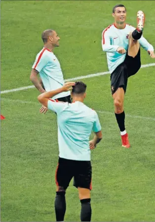  ??  ?? SONRIENTE. Cristiano se ejercitó ayer en el Spartak Stadium junto al resto de la ‘Seleçao ’ portuguesa y el astro dio muestras de estar de buen humor antes del reto contra Rusia.