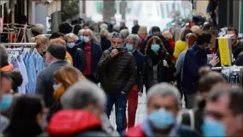  ?? (Photo Laurent Martinat) ?? Hier matin, ambiance estivale dans les ruelles de Sanary, noire de monde à l’occasion de la braderie, mais où les contrainte­s sanitaires étaient respectées.