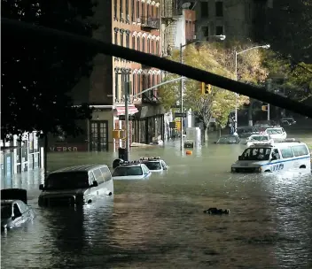  ??  ?? Le 29 octobre 2012, l’ouragan Sandy faisait plus de 40 morts et paralysait la mégapole américaine, construite sur un estuaire, et bordée d’eau de toutes parts.