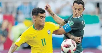  ?? FOTOS: EFE ?? Coutinho mantuvo un vibrante duelo con Guardado, mientras el ‘Memo’ Ochoa evitó que México encajara más goles ante una selección brasileña que sigue yendo a más