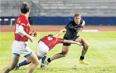  ?? Picture: MICHAEL SHEEHAN ?? BIG BRUSH-OFF: FNB Madibaz centre Christophe­r Hollis goes on a run during the 62-5 win over Tshwane University of Technology in their FNB Varsity Shield rugby match at the Madibaz Stadium in Port Elizabeth on Monday